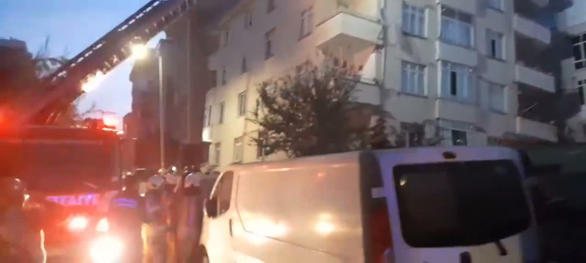 İstanbul Maltepe\'de 7 katlı bina çöktü, 5 kişi kurtarıldı, 7 kişi enkaz altında