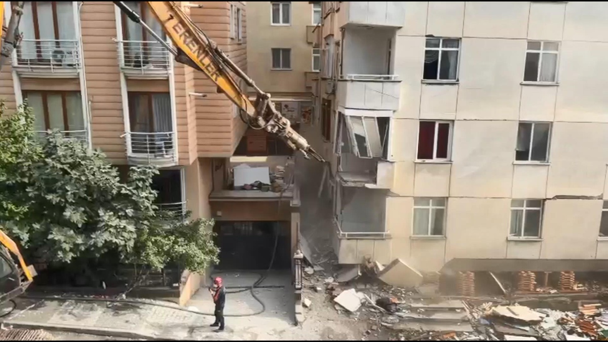 Maltepe\'de 7 katlı binanın 3 katı çöktü, kepçeyle kontrollü yıkım başladı