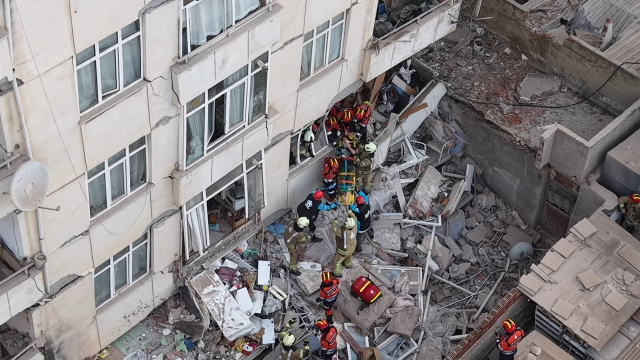 İstanbul'da çöken binadan sevindiren görüntüler: Küçük çocuk enkazdan böyle kurtarıldı