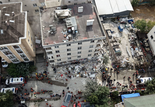 İstanbul Valisi Davut Gül: Maltepe'de çöken binanın enkazının altında yangın var