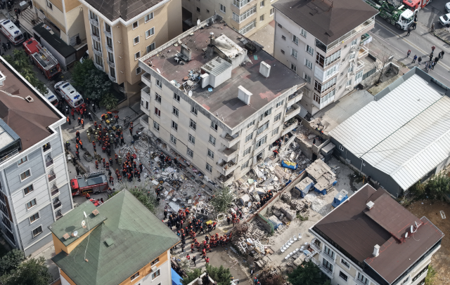 İstanbul Valisi Davut Gül: Maltepe'de çöken binanın enkazının altında yangın var