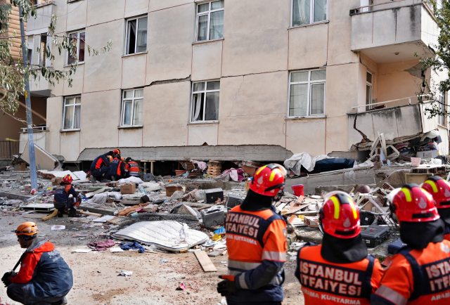 İstanbul Valisi Davut Gül: Maltepe'de çöken binanın enkazının altında yangın var