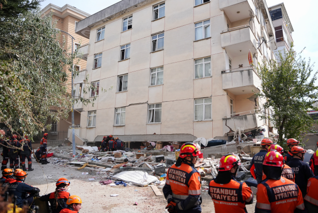 İstanbul Valisi Davut Gül: Maltepe'de çöken binanın enkazının altında yangın var