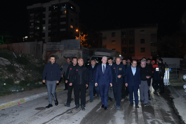 İstanbul Valisi Davut Gül: Maltepe'de çöken binanın enkazının altında yangın var