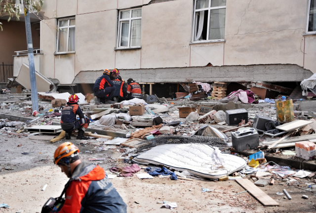İstanbul Valisi Davut Gül: Maltepe'de çöken binanın enkazının altında yangın var