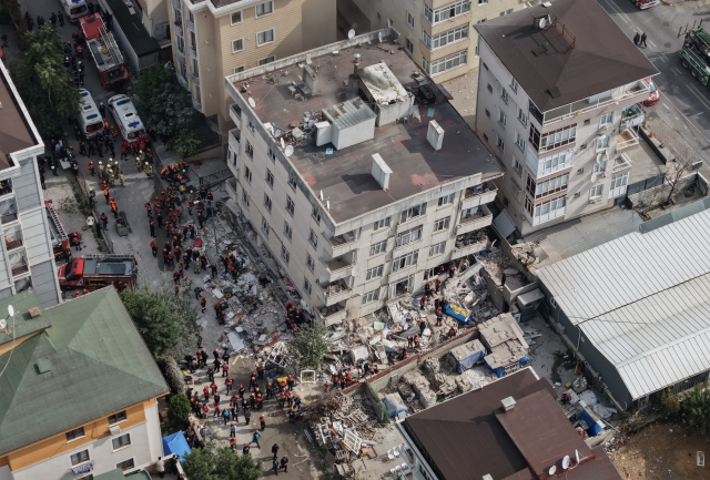 İstanbul Valisi Davut Gül: Maltepe'de çöken binanın enkazının altında yangın var