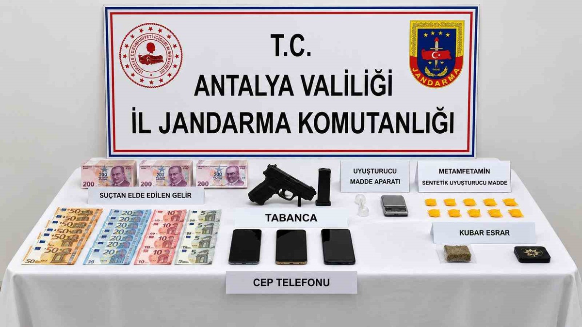 Manavgat\'ta cezaevi firarisi hükümlü, aracında uyuşturucu ve tabancayla yakalandı