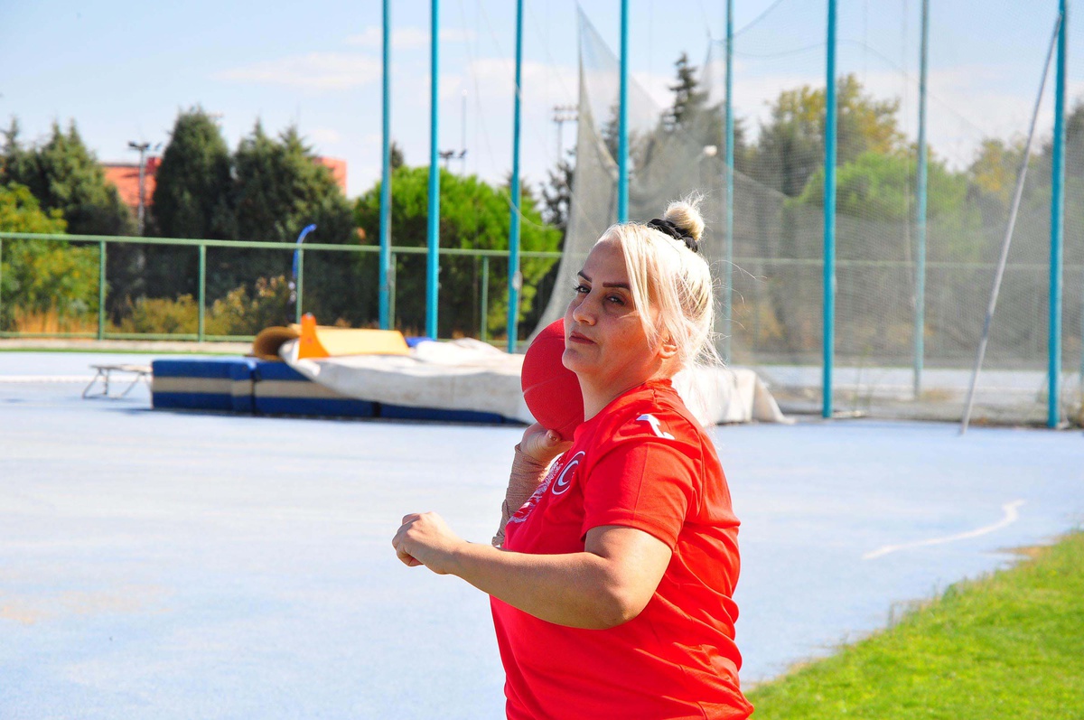 Manisa\'da badmintonda milli sporcu Aygül Uzel, eşini 20 yıl sonra spora kazandırdı