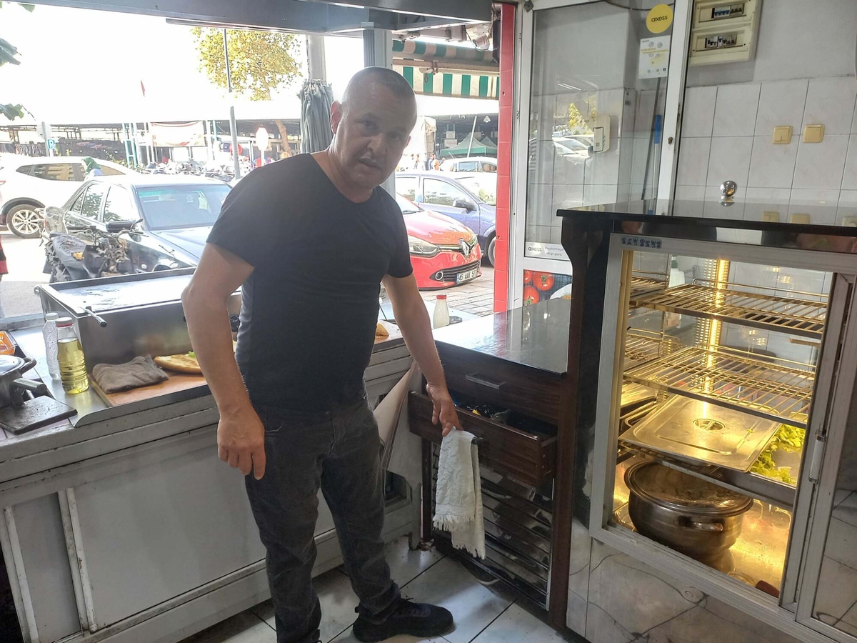 Manisa Şehzadeler\'de lokantaya pencereden giren 3 şüpheli 10 bin lirayı çaldı