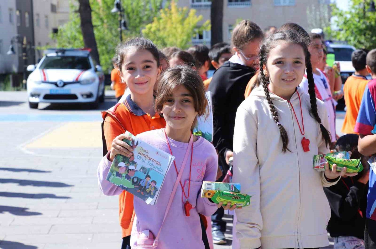 Mardin\'de jandarma, mobil trafik eğitim aracıyla çocuklara kuralları anlattı