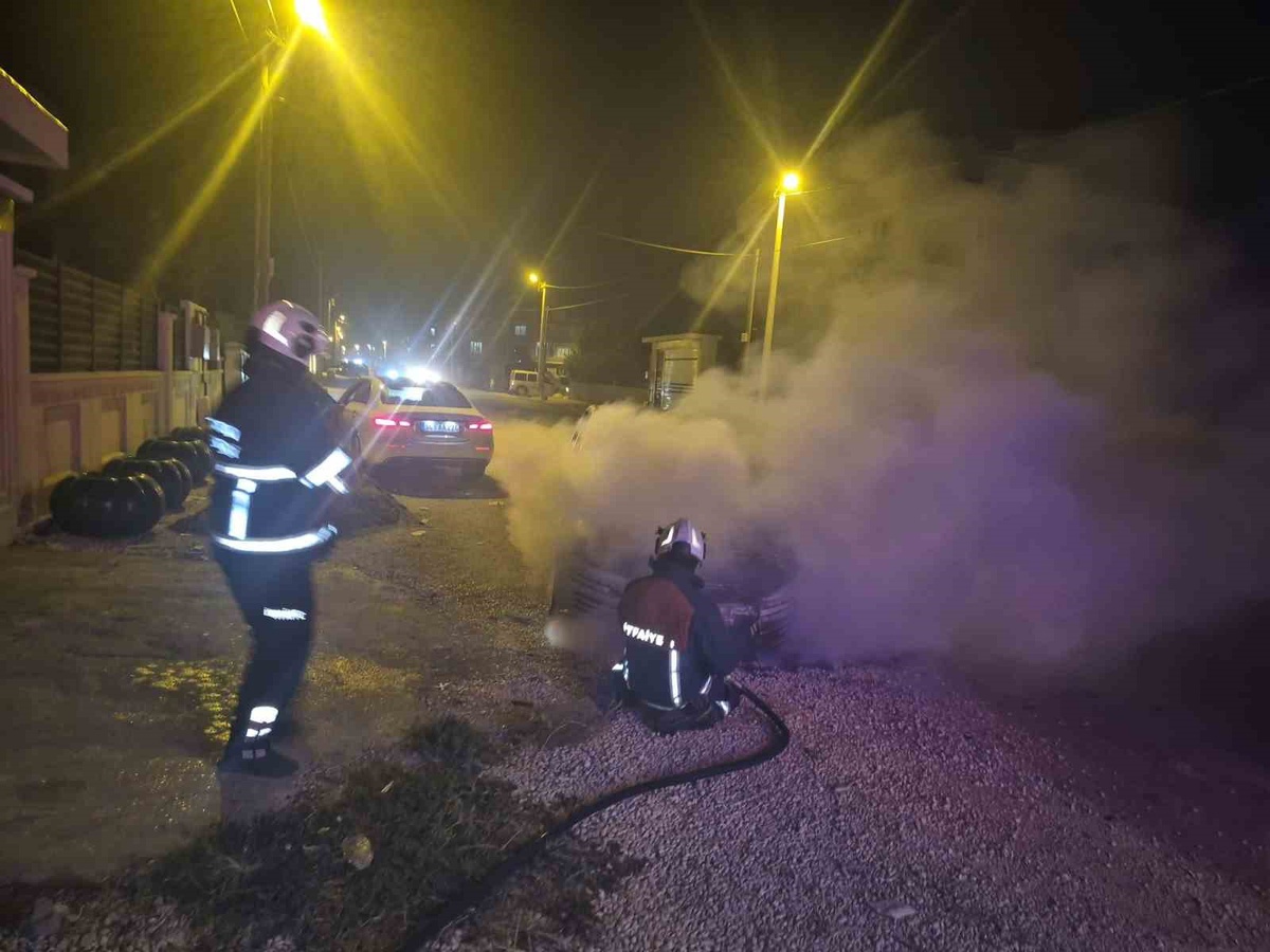 Mardin Kızıltepe\'de park halindeki araçta çıkan yangın söndürüldü, büyük hasar var
