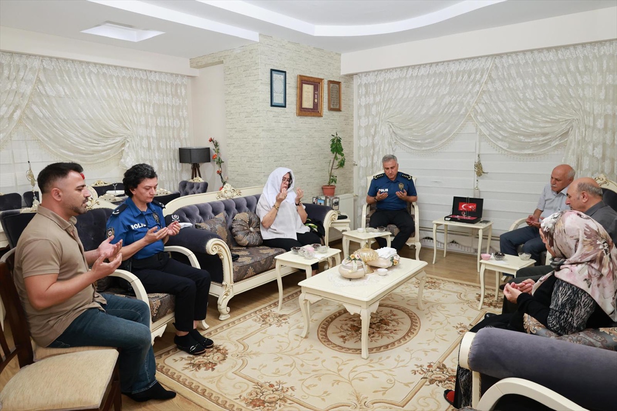 Mersin İl Emniyet Müdürü Fahri Aktaş şehit ailesini ziyaret etti