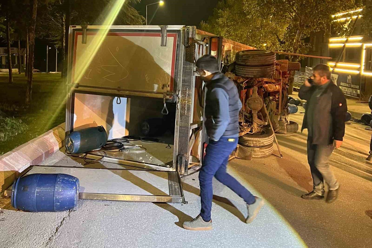 Amasya Merzifon\'da kamyonet otomobille çarpışıp devrildi, 3 kişi yaralandı