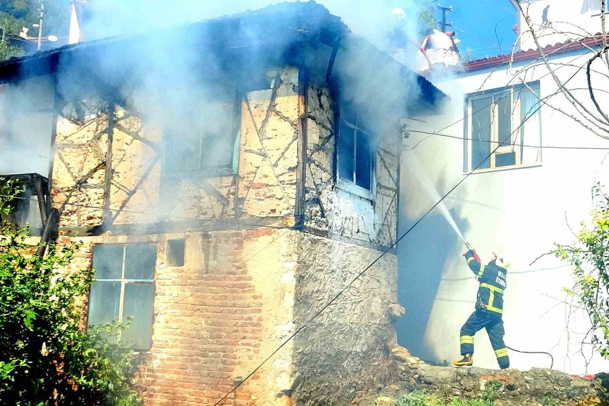 Muğla Menteşe\'de metruk binadaki yangın itfaiye ekiplerince kontrol altına alındı