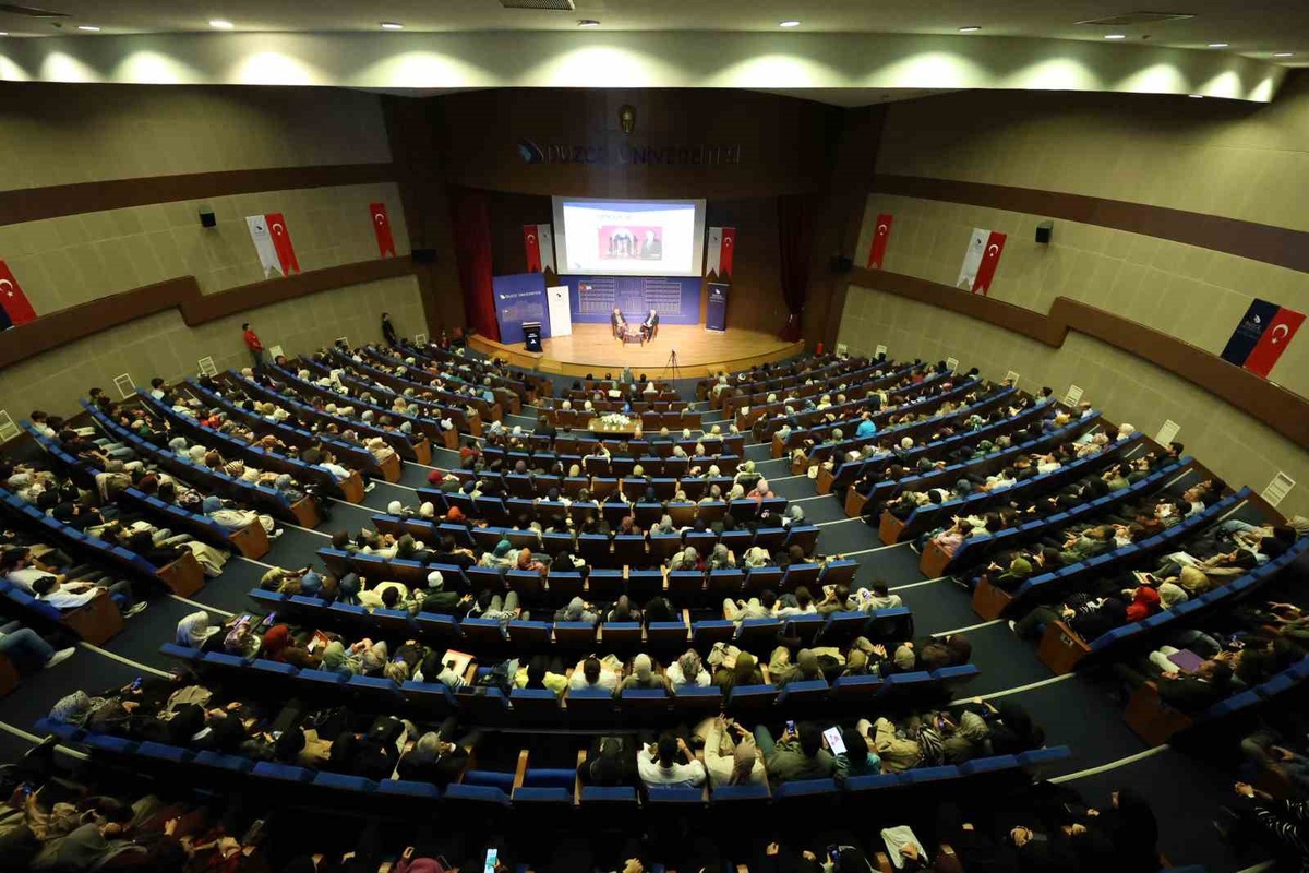 Düzce Üniversitesi\'nde Nevzat Tarhan gençlere dijitalleşmenin etkilerini anlattı