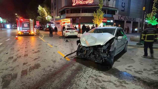 Niğde'de Kale Mahallesi'nde iki otomobil çarpıştı, kazada 1 kişi yaralandı