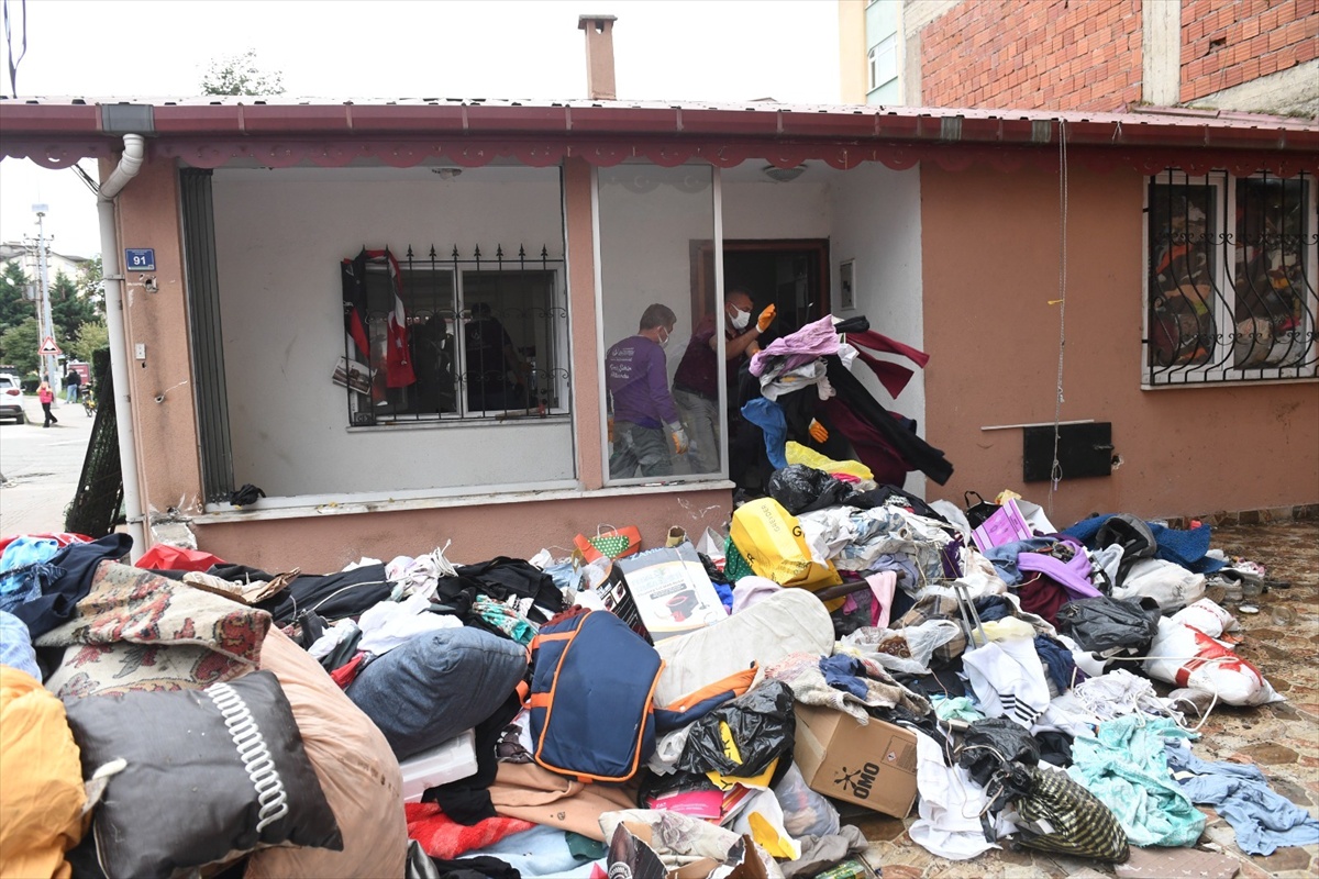 Altınordu Belediyesi, Karşıyaka\'da evden 6 saatte 20 kamyon çöp ve atık çıkardı