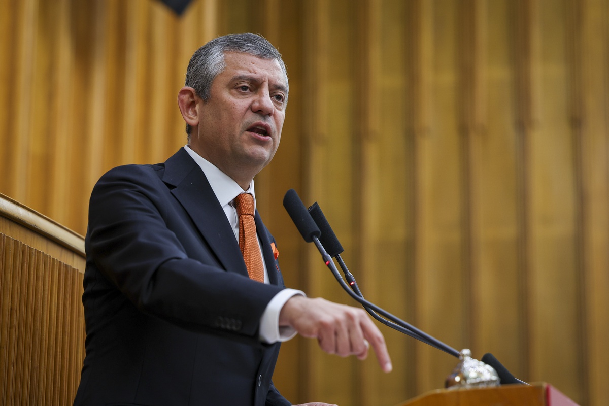 Özgür Özel, AK Parti\'ye transfer olan Cemil Tugay\'ı hain ve kukla olarak nitelendirdi