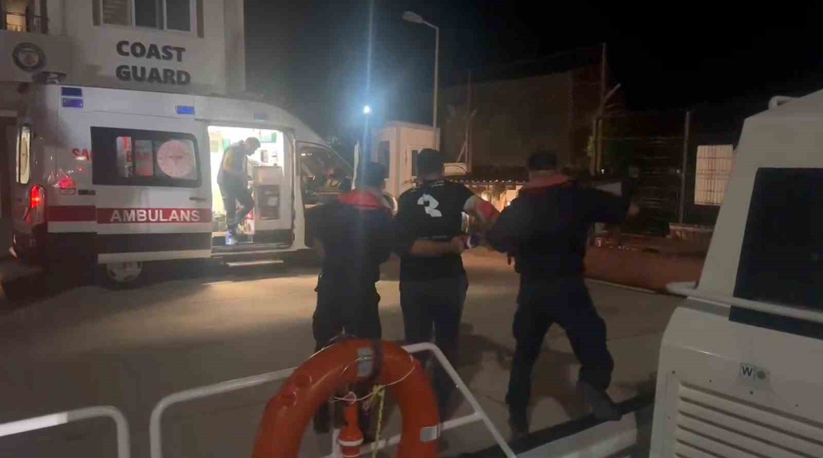 Marmaris açıklarında yolcu gemisinde yaralanan vatandaşı Sahil Güvenlik tahliye etti