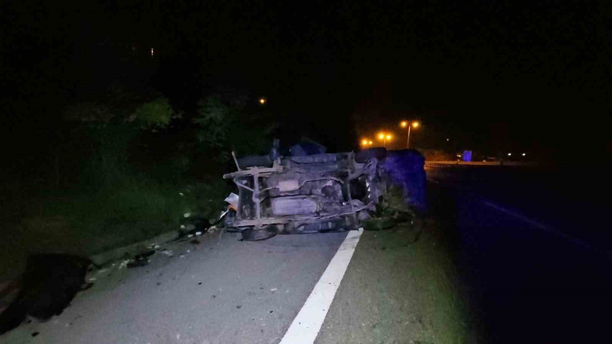 Sakarya\'da tır, hasara bakan panelvan sürücüsüne çarparak ölümüne neden oldu