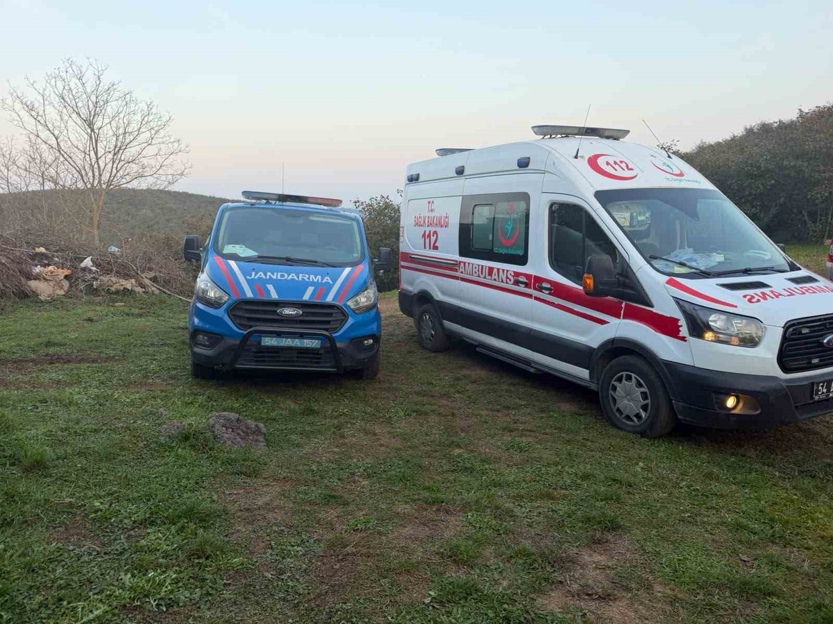 Sakarya Karasu Kurudere\'de traktör devrildi, 1 kişi öldü, 2 kişi yaralandı