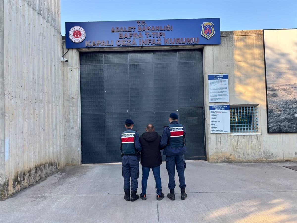 Samsun Bafra\'da jandarma, 9 yıl 2 ay hapis cezalı firari hükümlüyü yakaladı
