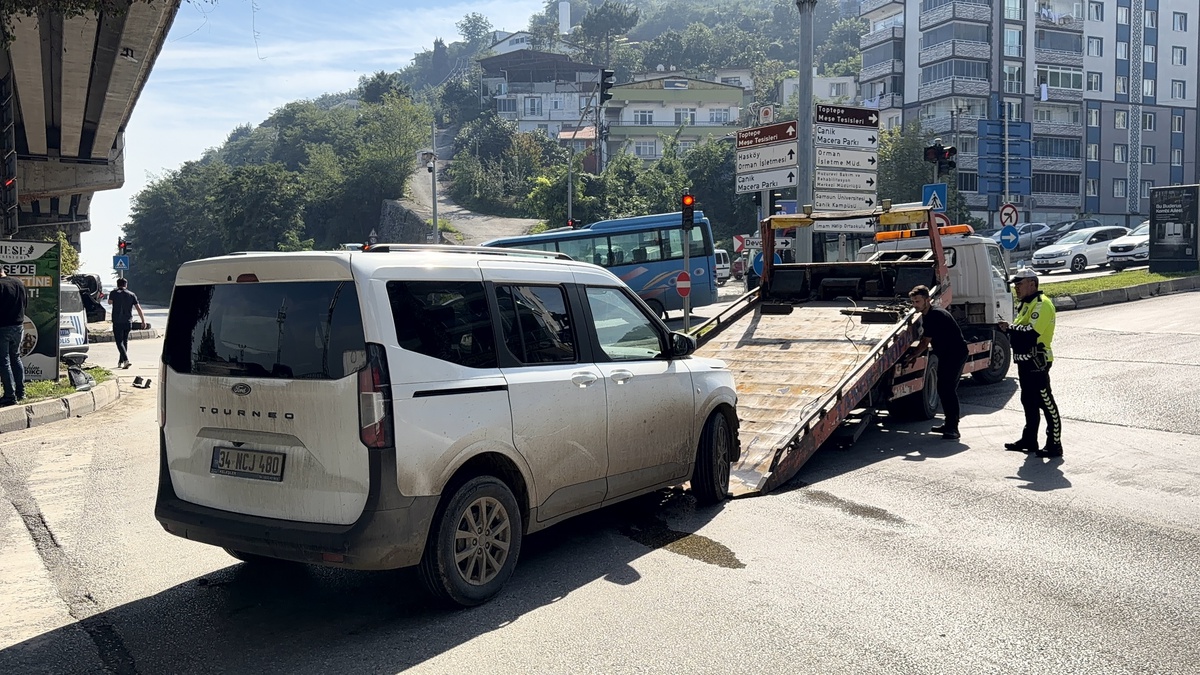 Samsun Canik\'te hafif ticari aracın çarptığı cip takla attı, 1 kişi yaralandı