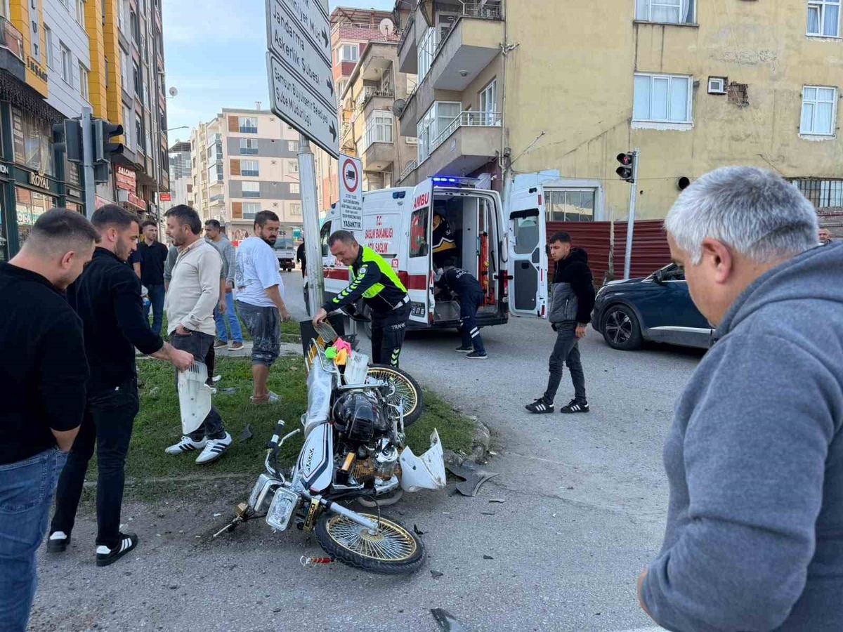 Samsun Çarşamba\'da kırmızı ışık ihlalinde sürücü yaralandı, 5 bin TL ceza kesildi