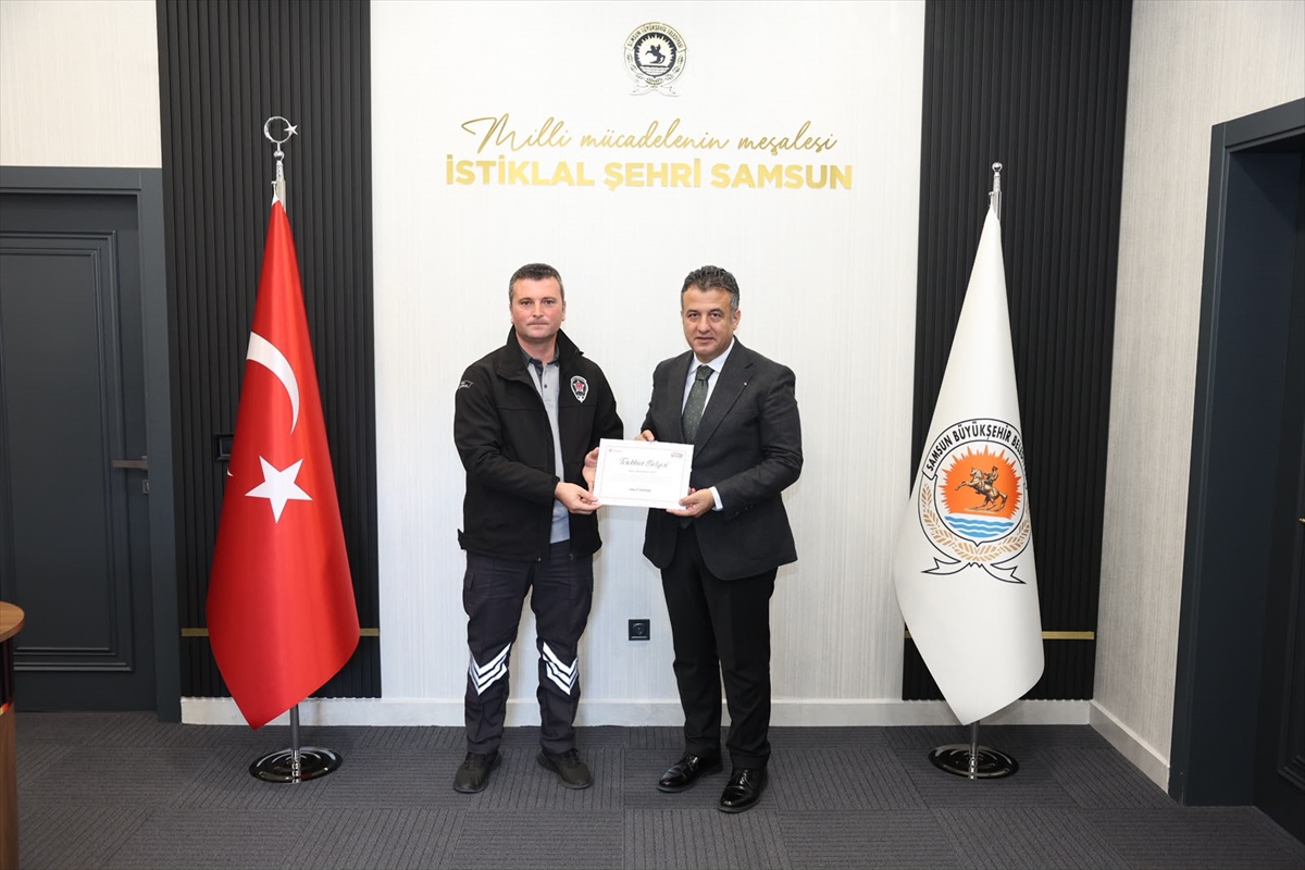 Samsun\'da hemzemin geçitte çocuğu kurtaran güvenlik görevlisine ikramiye verildi
