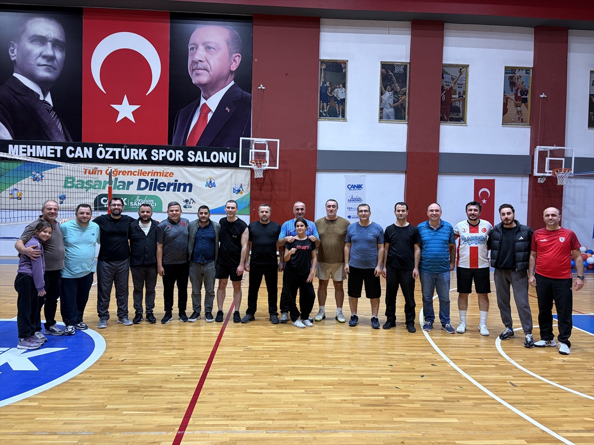 Samsun Canik\'te sağlıklı yaşam için kamu ve basın temsilcileri voleybol oynadı