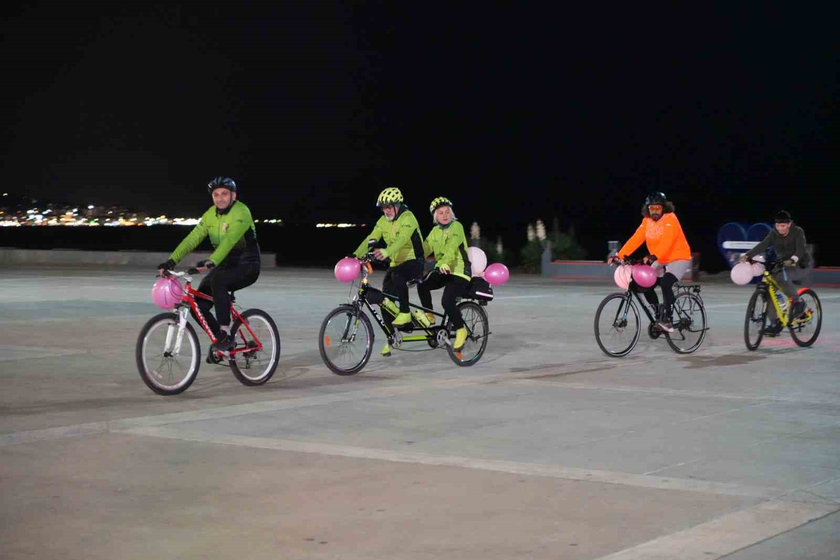 Samsun\'da bisikletçiler meme kanserinde erken teşhise pembe balonlarla dikkat çekti