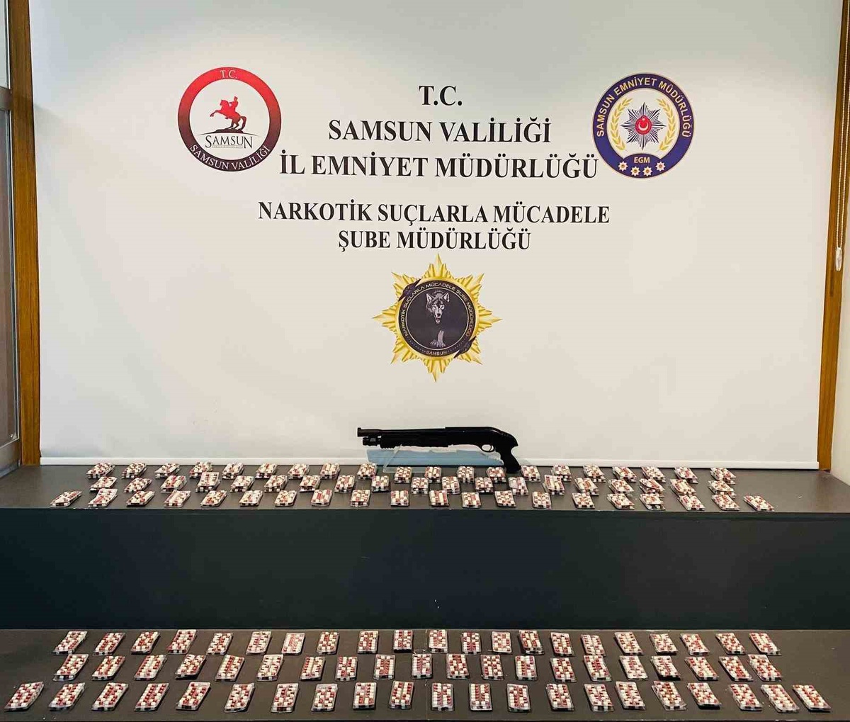 Samsun polisi 3 ilçede 4 operasyonda 117 bin 646 sentetik ecza ele geçirdi