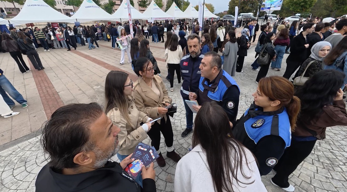 Samsun polisi OMÜ\'ye kayıtlı 3 bin 250 öğrenciyi güvenlik konusunda bilgilendirdi