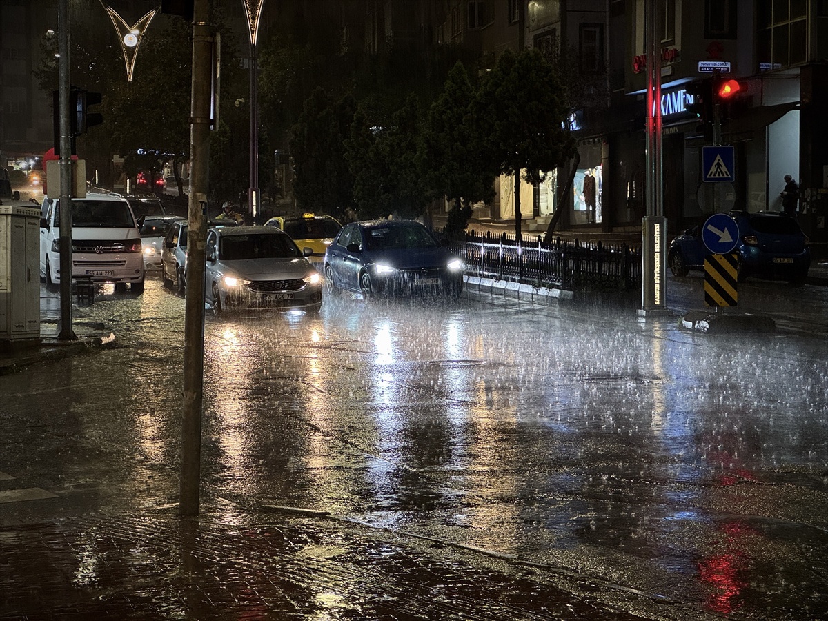 Samsun\'da sağanak hayatı olumsuz etkiledi, İlkadım\'da su birikintileri oluştu