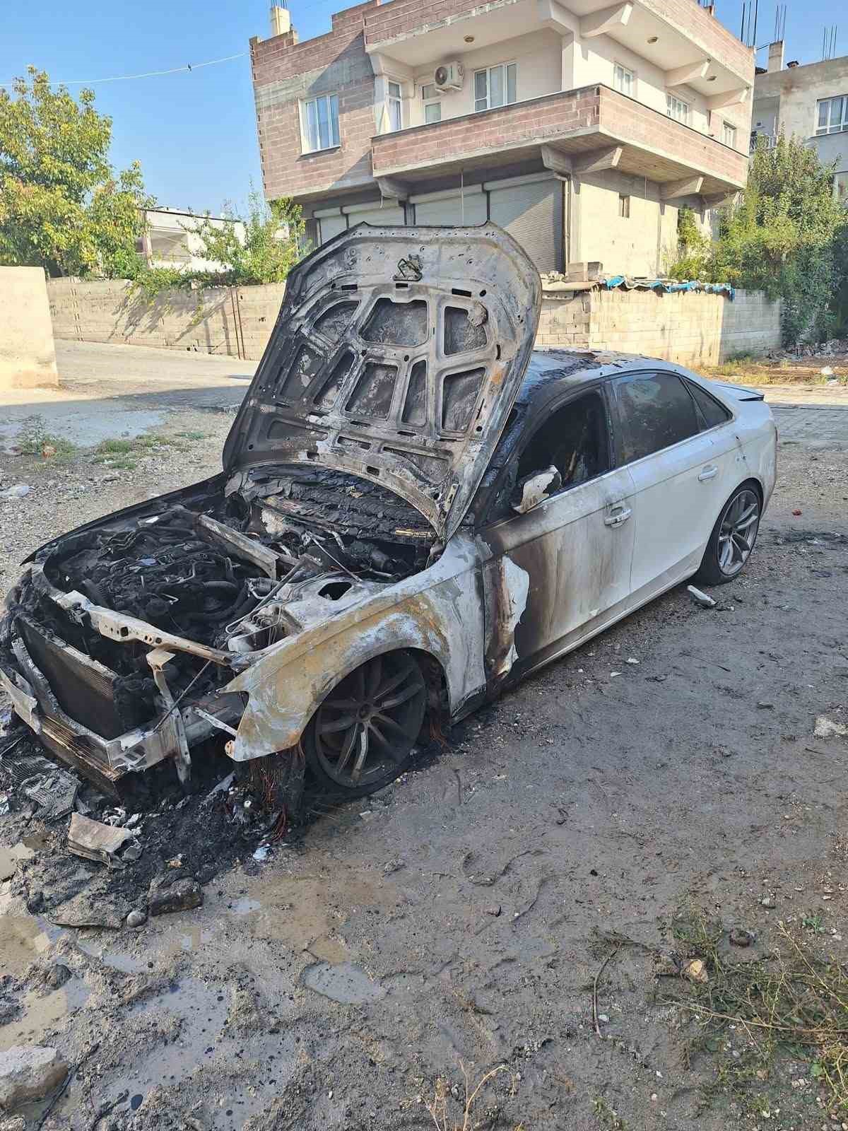 Şanlıurfa Birecik\'te park halindeki otomobile ateş açıldı, ardından kundaklandı
