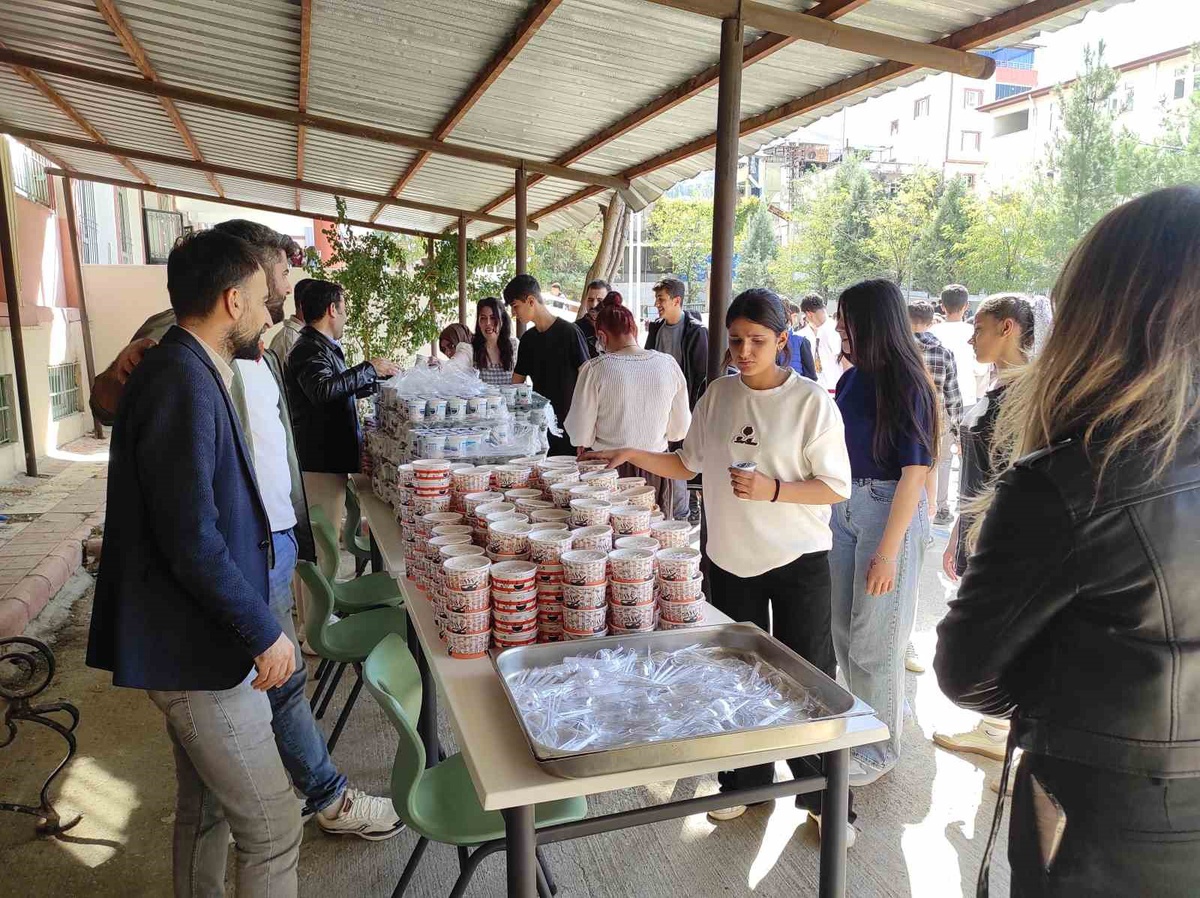 Sason Anadolu Lisesi\'nde okul aile birliği yeni öğrenciler için şenlik düzenledi