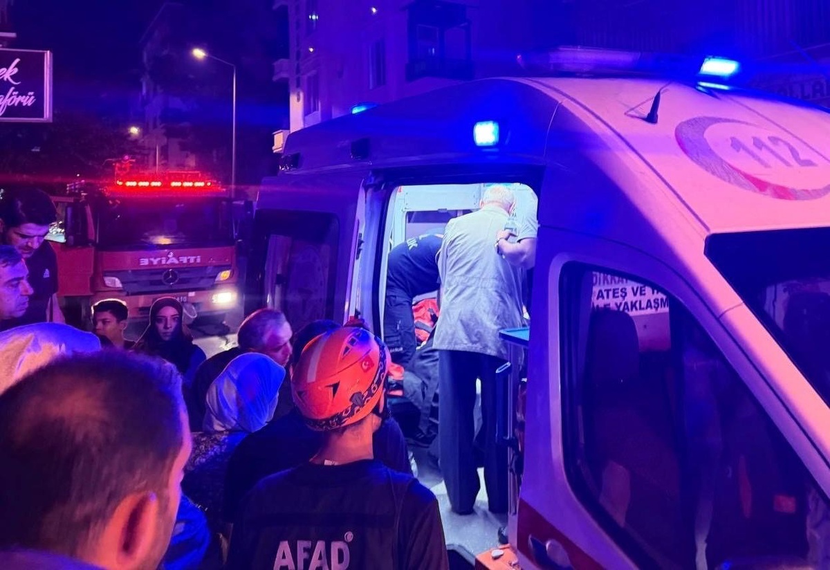 Siirt\'te asansörde ayağı sıkışan 8 yaşındaki çocuk ekiplerin çalışmasıyla kurtarıldı