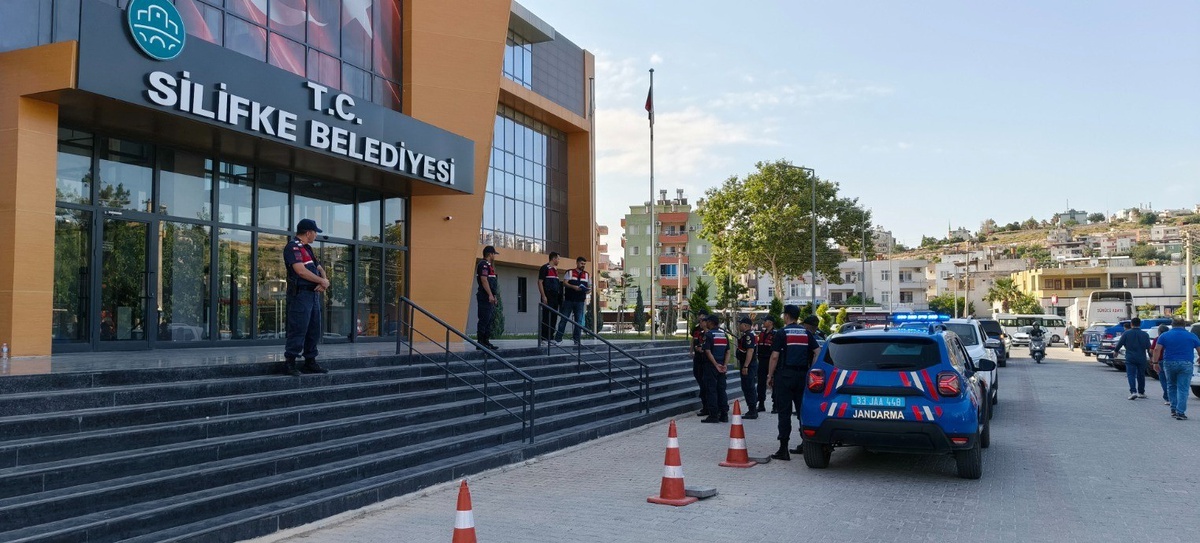 Silifke Belediyesi\'ndeki imar ve ruhsat soruşturmasında 7 şüpheli gözaltına alındı