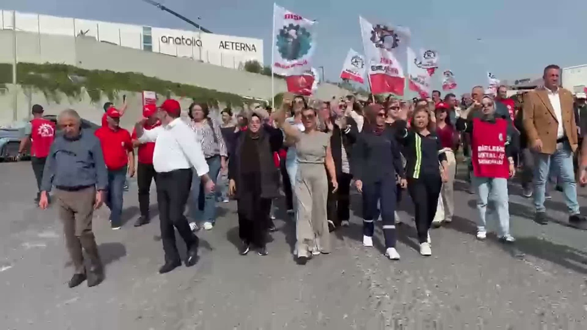Smart Güneş işçileri İzmir Aliağa\'da mutabakat bozulunca 7 işçi için eyleme başladı
