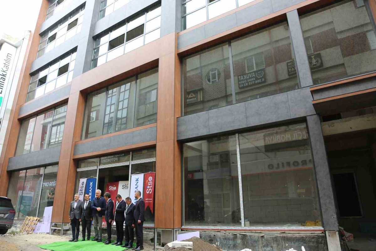 STSO\'nun Sivas\'ta atıl alana inşa ettiği yeni bina devlet bankasına sunuldu