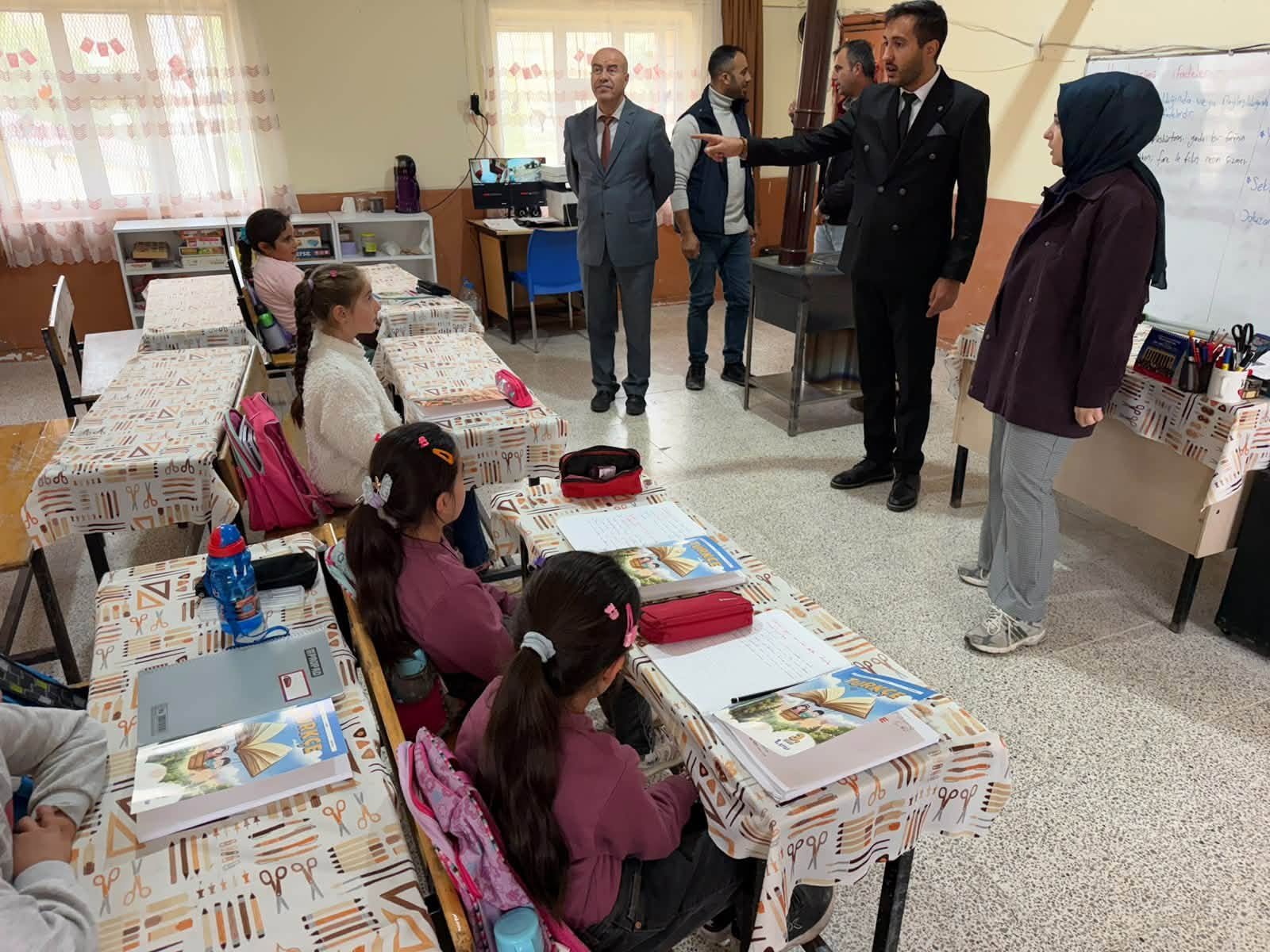 Taşlıçay Kaymakamı Kılıç, Balçiçek Köyü okulunda öğretmen ve öğrencilerle buluştu
