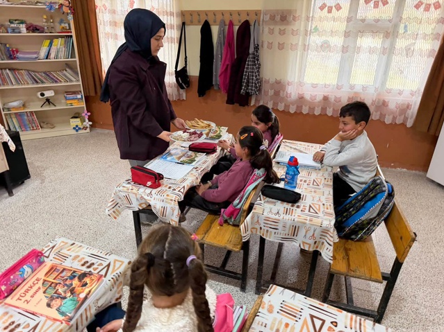 Taşlıçay Kaymakamı Kılıç, Balçiçek Köyü okulunda öğretmen ve öğrencilerle buluştu