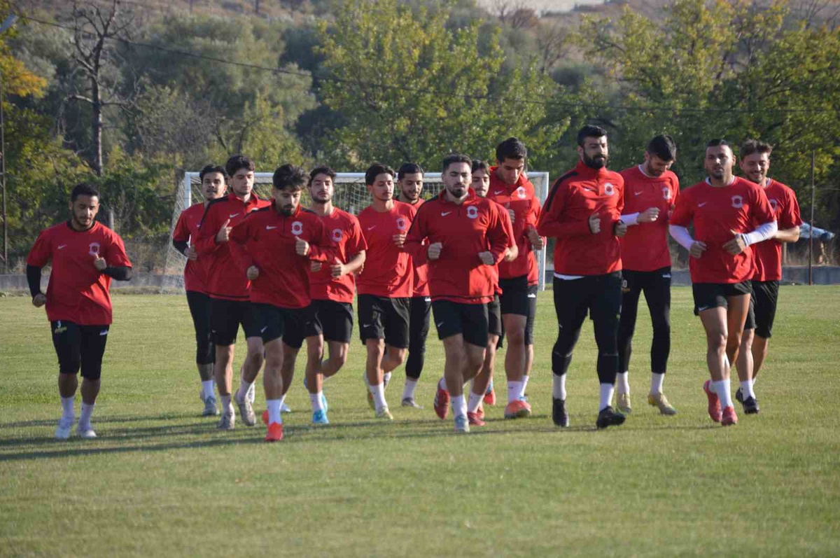 Tavşanlı Linyitspor Teknik Direktörü Karuk, Ege grubunda çim saha avantajını anlattı