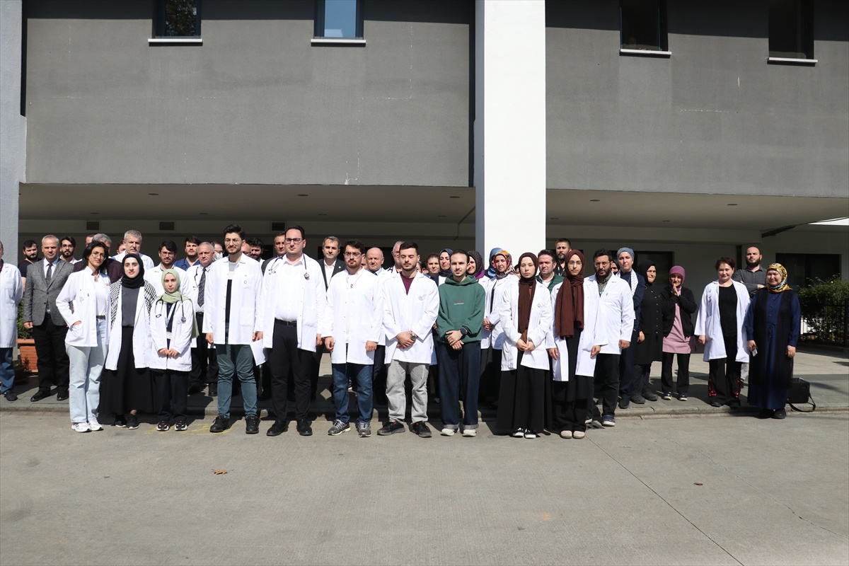 Trabzon\'da sağlıkçılar ve tıp öğrencileri Gazze için KTÜ Farabi önünde toplandı