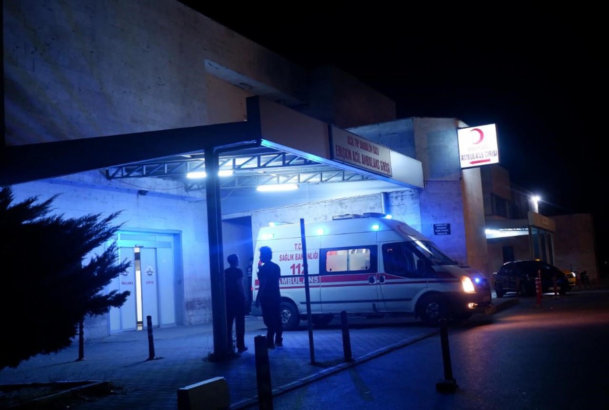 Uzunköprü\'de alkol satışı nedeniyle kavgada 2 kişi yaralandı, biri yoğun bakımda