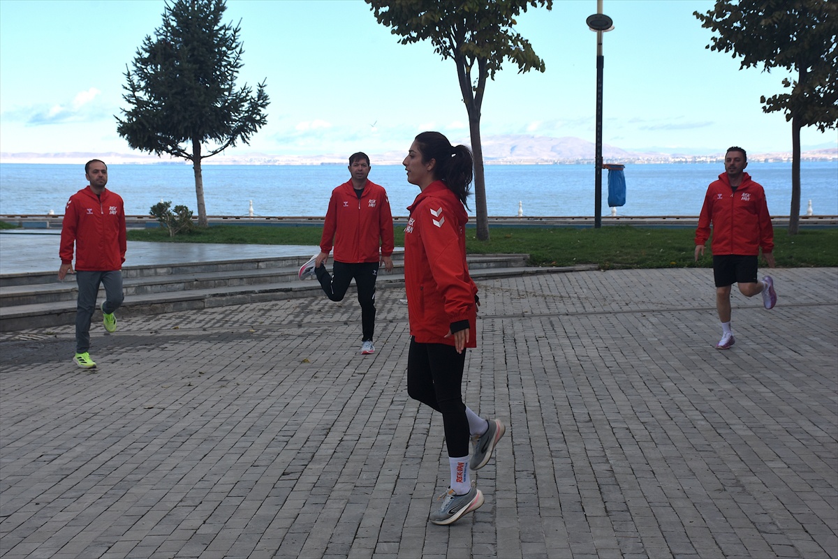 Van\'da Rek-Van spor topluluğu, yaklaşık 150 üyeyle koşarak kenti tanıtıyor