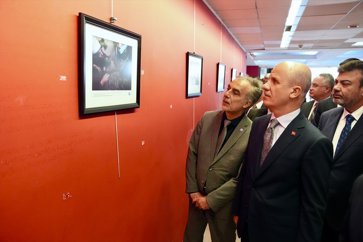 İzmir\'deki Gazze sergisini gezen YÖK Başkanı Özvar, yaklaşık 60 fotoğrafı inceledi
