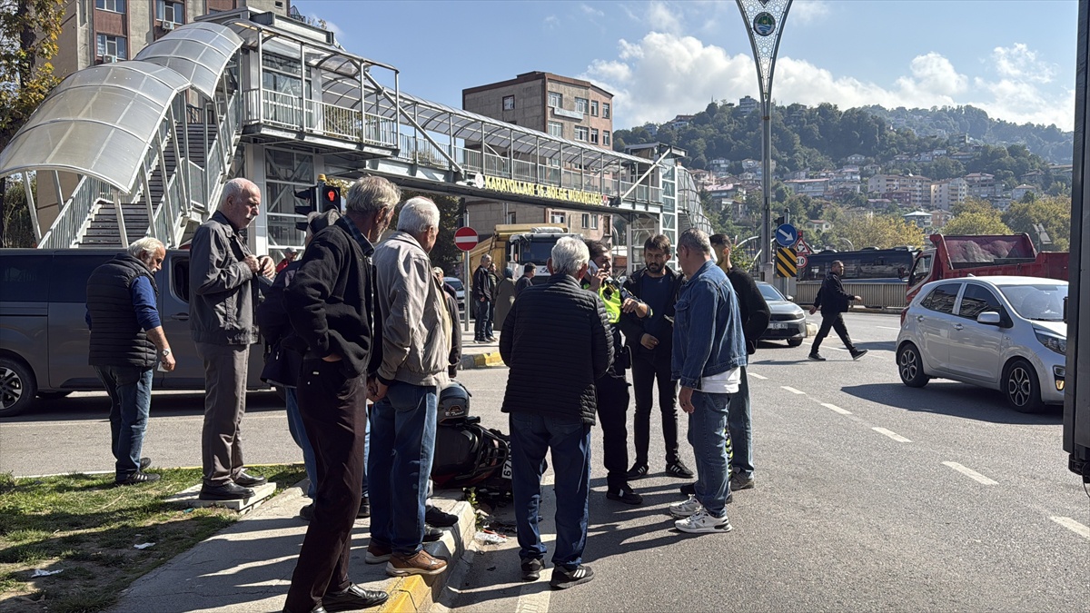 Zonguldak Bülent Ecevit Caddesi\'nde kamyon ile motosiklet çarpıştı, sürücü yaralandı