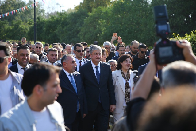 Adana'da 10. Uluslararası Adana Lezzet Festivali'nin açılışında mangal ateşi yakıldı