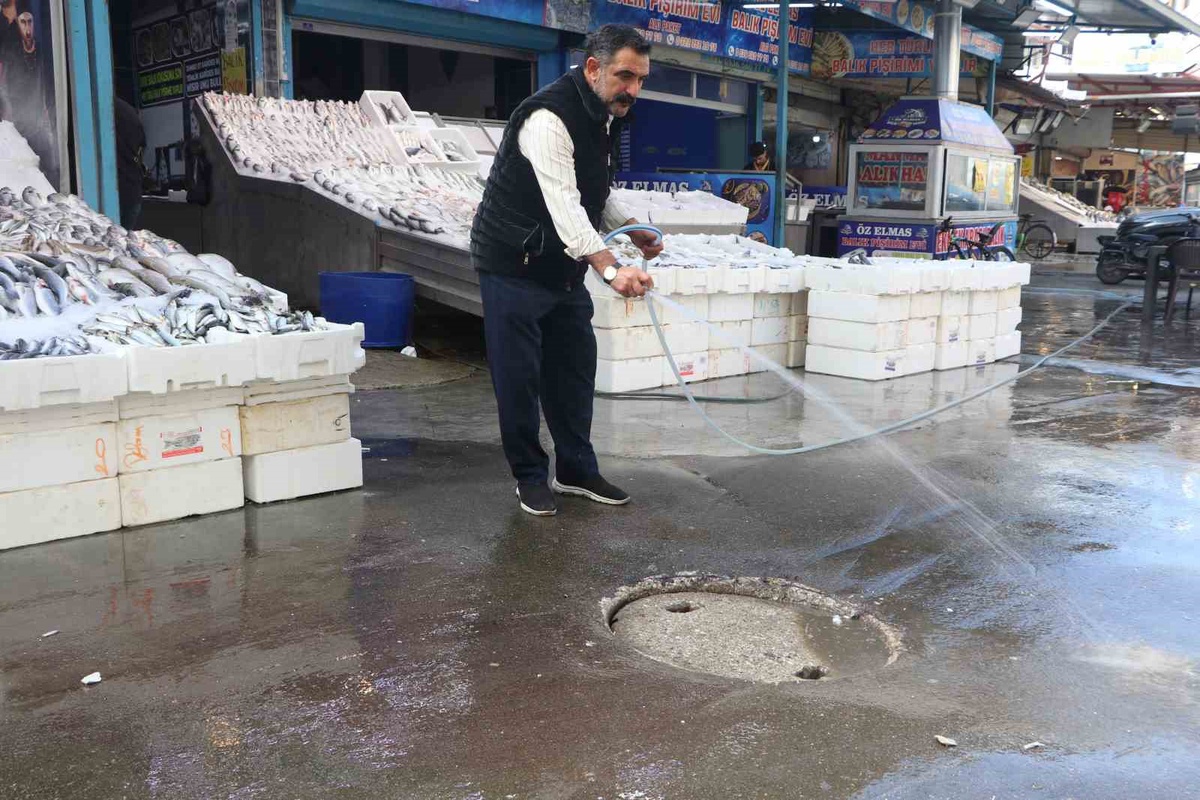 Adana\'da balıkçı pazarındaki tıkanıklığı esnaf açtı, ASKİ\'ye tepki gösterdi